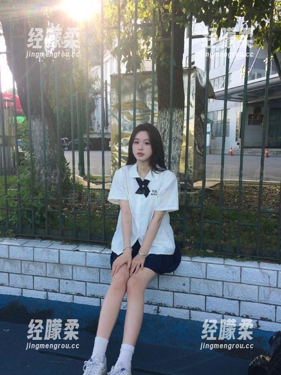 用苹果版“51cgfun”的我：心里默默给八卦评委打分。