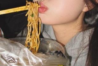 吃瓜爆料提醒：登录之前先准备好瓜，有些网红太炸裂了！