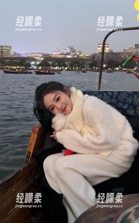带你吃瓜 在‘带你吃瓜’里,探寻入口意想不到的八卦世界!