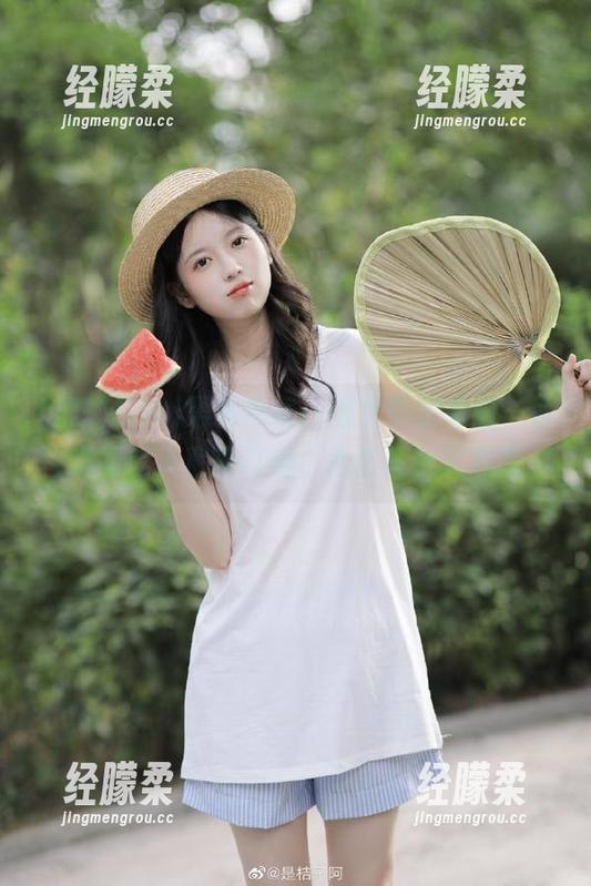 黑料在线 黑料在线:潜伏在屏幕前,各种瞬间让人直呼过瘾,心情复杂又刺激。
